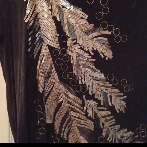 💙🐾Gorgeous black top with sparkly decor and low neckline - Picture 10 of 13